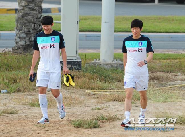 조광래호가 새해 첫 훈련을 시작했다. 2일 오후 전지훈련지인 UAE 아부다비에서 A대표팀이 훈련을 했다. 룸메이트인 박지성(오른쪽)과 손흥민이 훈련장으로 들어서고 있다.
아부다비(UAE)=김경민 기자 kyungmin@sportschosun.com