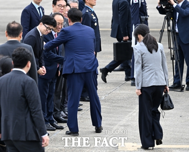 두 달 만에 함께하는 윤석열 대통령과 한동훈 국민의힘 대표의 만찬에 이목이 쏠린다. 지난 19일 오전 경기 성남시 서울공항에서 윤석열 대통령과 체코 순방길에 오르는 김건희 여사에게 목례하는 한 대표. /이새롬 기자