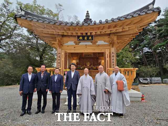 22일 당진 영탑사 보물 금동비로자나불삼존좌상 봉안식 장면(사진 왼쪽부터 박노규 면천농협장, 김명진 당진시의원, 서영훈 당진시의회 의장, 오성환 당진시장, 수덕사 큰스님 설정스님, 영탑사 회주 수암스님, 영탑사 주지 원정스님). /당진시