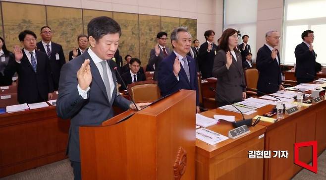 정몽규 대한축구협회장이 24일 국회에서 열린 문화체육관광위원회의 대한축구협회 등에 대한 현안질의에서 증인선서를 하고 있다. 사진=김현민 기자 kimhyun81@