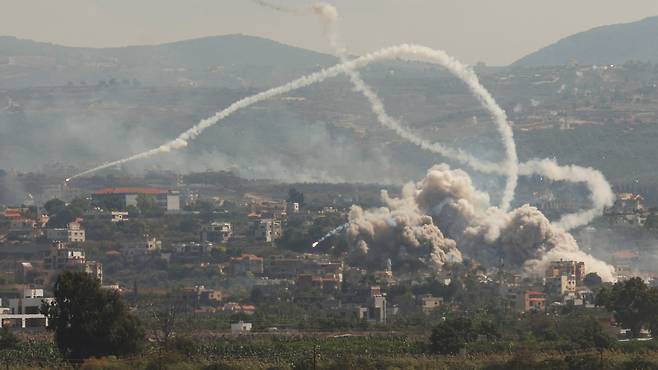 23일 이스라엘군이 폭격한 레바논 남부의 한 마을에서 연기가 구름처럼 피어오르고 있다. 이날 이스라엘군은 레바논 내의 헤즈볼라 군사 시설물 800여 곳을 대대적으로 폭격했다. 이날 공격으로 최소 270여명이 숨지고 1000여 명이 부상했다. 이 공습을 계기로 이스라엘이 지난해 10월 팔레스타인 가자지구 무장 단체 하마스와의 전쟁을 시작한 이후 헤즈볼라를 상대로 ‘두 번째 전면전’을 개시할 가능성이 높아지고 있다고 외신들은 전했다. /로이터 뉴스1