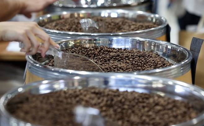 지난달 29일 서울 강남구 세텍에서 열린 '2024 서울 카페&베이커리페어 시즌2'에서 참가 업체 관계자가 원두를 포장하고 있다.ⓒ뉴시스