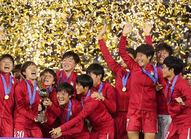 북한 20세 이하(U-20) 여자 축구대표팀 선수들이 23일 U-20 월드컵 결승전에서 일본을 1-0으로 꺾고 대회 통산 세 번째 우승을 차지한 뒤 시상식에서 금메달을 목에 건 채 챔피언 세리머니를 하고 있다. 보고타=AP 뉴시스