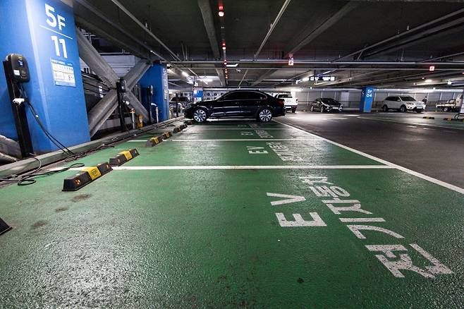 자료 사진.&nbsp;서울의 한 쇼핑몰 내 전기자동차 충전 구역 모습.(ⓒ뉴스1, 무단 전재-재배포 금지)