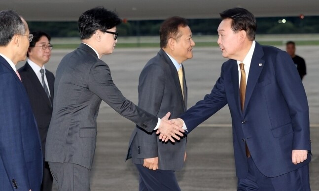 윤석열 대통령이 22일 오전 체코 공식 방문을 마치고 경기도 성남 서울공항으로 귀국해 마중 나온 한동훈 국민의힘 대표와 악수하고 있다. 윤운식 선임기자 yws@hani.co.kr