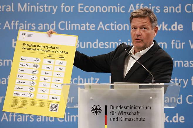 로베르트 하베크 독일 연방 경제기후보호부 장관이 23일 독일 베를린 경제부에서 열린 기자회견에서 ‘승용차 에너지 비용 비교’ 표를 들고 기자회견에서 발언하고 있다. 베를린/EPA 연합뉴스