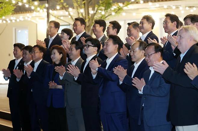 윤석열 대통령이 9월24일 서울 용산 대통령실 앞 분수정원에서 열린 국민의힘 지도부 초청 만찬 뒤 한동훈 대표, 추경호 원내대표 등 국민의힘 지도부, 대통령실 참모진과 함께 기념 촬영을 하고 있다. 대통령실 제공