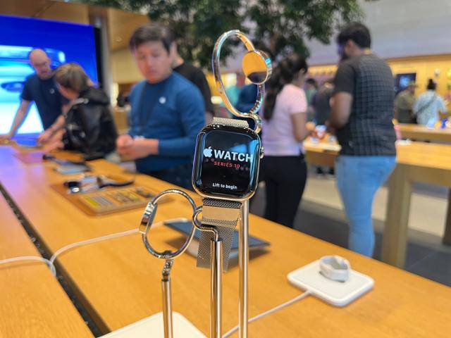 21일 미국 캘리포니아주 샌타클래라 애플스토어에 애플워치 10이 전시돼 있다. 애플워치 10에는 수면 무호흡증 알림 기능이 탑재됐다. 샌타클래라=이서희 특파원