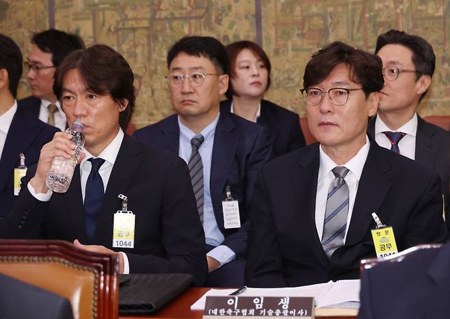 <yonhap photo-2448=""> 축구장 대신 국회에 (서울=연합뉴스) 신준희 기자 = 홍명보 축구 국가대표팀 감독과 이임생 대한축구협회 기술총괄이사가 24일 서울 여의도 국회에서 열린 문화체육관광위원회 전체회의에 출석, 자리에 앉아 시작을 기다리고 있다. 2024.9.24 hama@yna.co.kr/2024-09-24 10:05:49/ <저작권자 ⓒ 1980-2024 ㈜연합뉴스. 무단 전재 재배포 금지, AI 학습 및 활용 금지></yonhap>