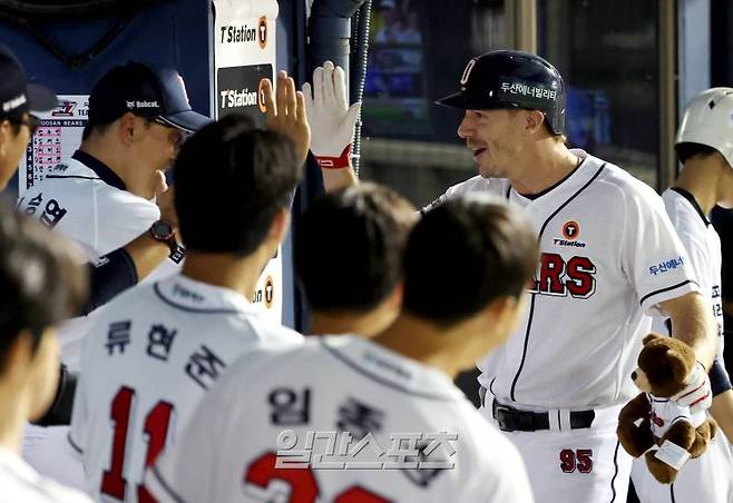 2024 KBO리그 프로야구 두산베어스와 NC다이노스의 경기가 24일 오후 서울 잠실야구장에서 열렸다. 5회말 무사 1루 제라드가 투런홈런를 치고 홈인해 이승엽 감독의 축하를 받고 있다. 잠실=김민규 기자 mgkim1@edaily.co.kr