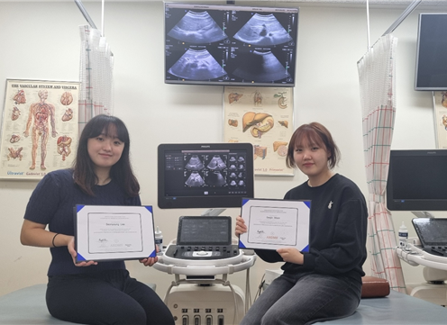 미국 초음파물리 (Sonography Principles & Instrumentation, SPI) 시험에 합격한 방사선과 3학년 이선영·문서진(왼쪽부터) 학생. [사진=대원대학교]