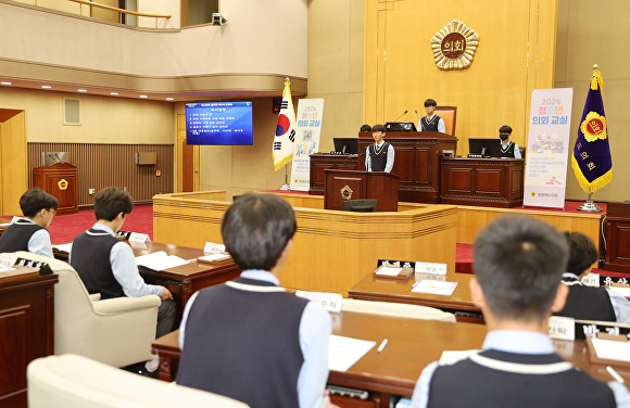 증평 형석중학교 학생들이 24일 충북도의회 본회의장에서 열린 105회 청소년 의회교실에 참여하고 있다. [사진=충북도의회]