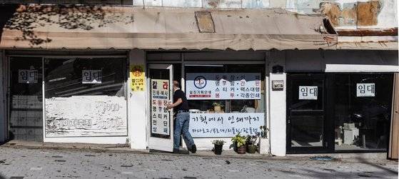 아무리 힘든 삶이라도 살아남았다면 승자다. 많은 자영업자가 악착같은 발버둥과 몸부림에도 불구하고 제 이름 하나 남기지 못한 채 쓸쓸히 사라졌다. 좌우의 공실 사이에서 서울 동대문구 제기동의 한 가게가 23일 손님을 맞고 있다.