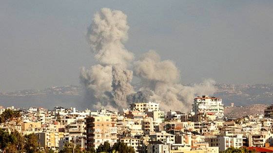 23일(현지시간) 이스라엘군의 폭격을 받은 레바논 남부 티레 시내에서 연기가 뿜어져 나오고 있다. 로이터=연합뉴스