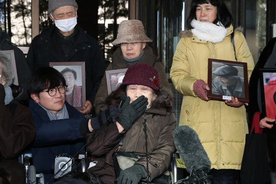 일본 강제징용 피해자 이자순 할머니가 1월 25일 오전 서울 서초구 대법원에서 일본 군수업체 후지코시를 상대로 낸 손해배상청구 소송 상고심 선고를 마치고 기자회견을 하던 도중 눈물을 보이고 있다. 뉴스1