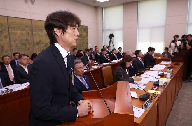 축구 국가대표팀 홍명보 감독이 24일 국회에서 열린 문화체육관광위원회 전체회의에 출석, 의원 질의에 답하고 있다. 사진=연합뉴스