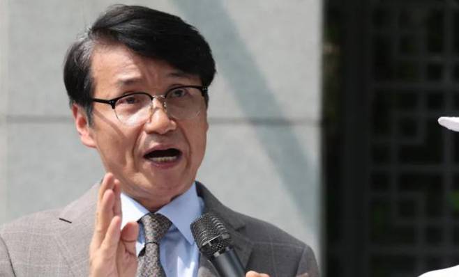 Pastor Choi Jae-young speaks to reporters in front of the Supreme Prosecutors\' Office in Seocho-gu, Seoul on August 23.  Sung Dong-hoon