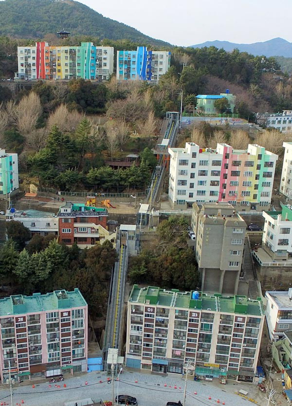 2016년 동구 증산공원 일대에 준공된 부산지역 첫 경사형 승강기 모습.  전민철 기자