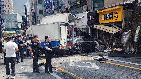 지난 12일 오후 부산 해운대구 중동 한 도로에서 70대 운전자가 모는 벤츠 차량이 정차된 트럭을 들이받은 뒤 인도를 덮쳐 행인 2명이 사망했다. 사진은 차량이 인도를 덮친 뒤 가게까지 들이받고 멈춘 모습. 부산 해운대구 제공