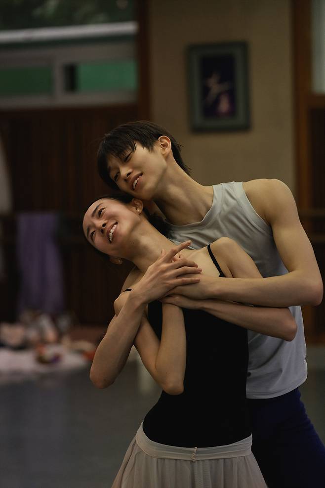 Jeon Min-chul (back) rehearses for “La Bayadere” with Lee You-rim. (Universal Ballet)