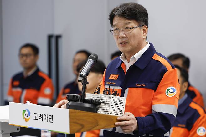 이제중 고려아연 부회장이 24일 오전 서울 종로 소재 본사에서 영풍·MBK파트너스의 경영권 확보 시도에 대해 반박하는 기자회견을 열고 발언하고 있다. 사진=유희태 기자&nbsp;