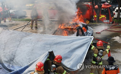 쉽게 꺼지지 않는 전기자동차 화재 [사진 출처 = 연합뉴스]