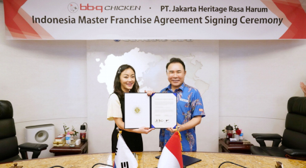 Yoon Hong-geun, Chairman of Genesis BBQ Group(right), and Ranita Angkosubroto, CEO of Jakarta Heritage Rasa harum. (Genesis BBQ)