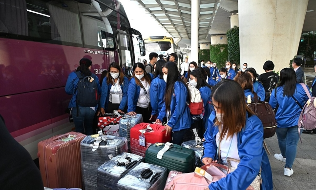 외국인 가사관리사 시범사업에 참여할 필리핀 노동자들이 지난달 인천국제공항을 통해 입국하고 있는 모습. [사진 출처 = 연합뉴스]