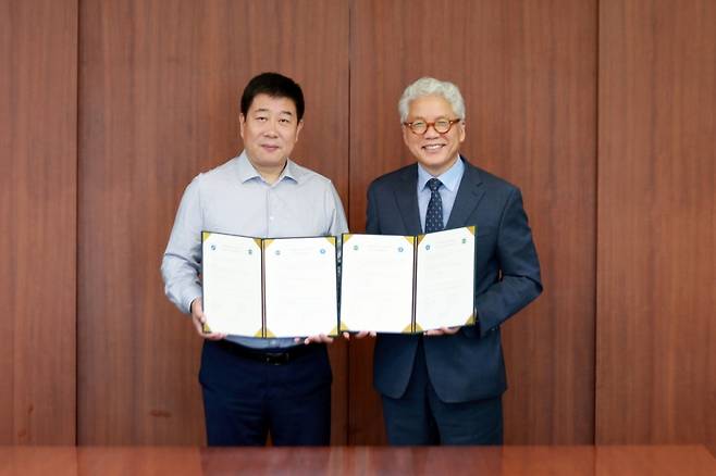 김용선 삼육대 부총장(오른쪽)과 리자오루이 시안재경대 부총장이 업무협약 후 기념촬영하고 있다./사진제공=삼육대