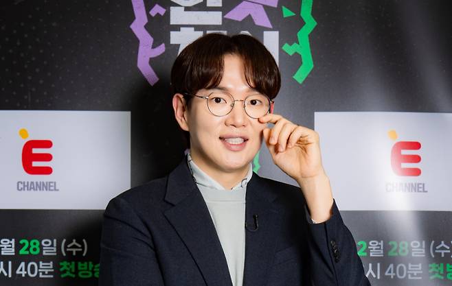 방송인 작성규가 운영하는 유튜브 채널에서 근무 중 음주를 묘사하거나 건배하는 사진을 인증하면 선물을 주는 등 불법 주류광고 적발건수가 최근 5년 동안 7000건에 육박하는 것으로 나타났다. 사진은 지난 2월 티캐스트 E채널 '한 끗 차이: 사이코멘터리' 제작발표회에 참석한 방송인 장성규. /사진=티캐스트E채널 제공