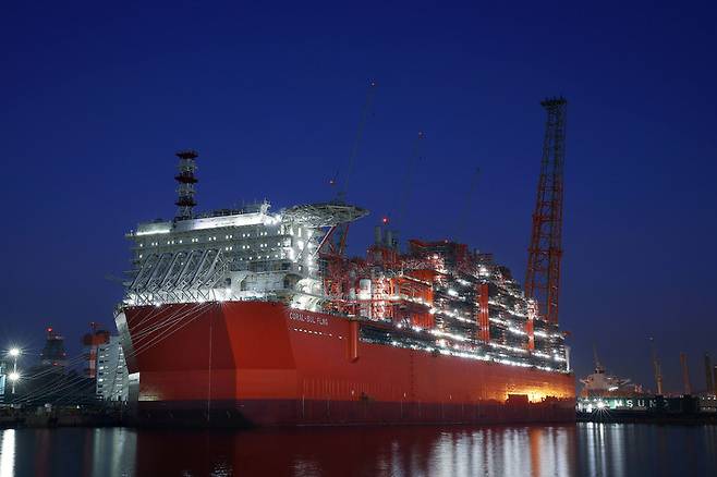 [서울=뉴시스] 삼성중공업이 건조한 부유식 천연가스 시설(FLNG). (사진=삼성중공업 제공) *재판매 및 DB 금지