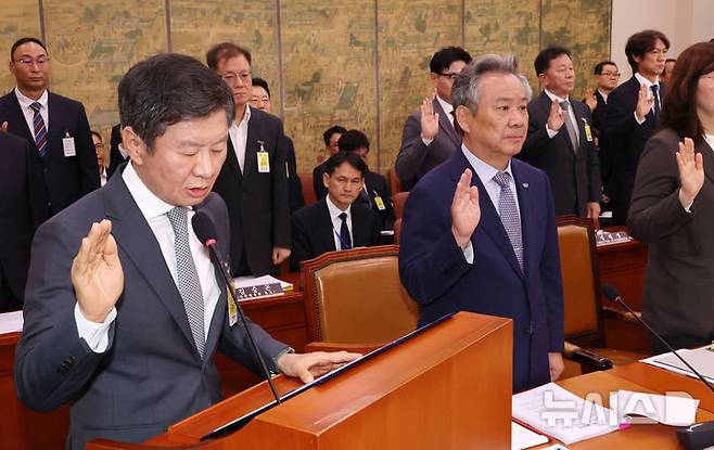 [서울=뉴시스] 조성우 기자 = 24일 오전 서울 여의도 국회에서 열린 문화체육관광위원회의 대한축구협회 등에 대한 현안질의에서 정몽규(왼쪽) 대한축구협회장, 홍명보(오른쪽) 축구 국가대표팀 감독 등이 증인 선서를 하고 있다. 2024.09.24. xconfind@newsis.com