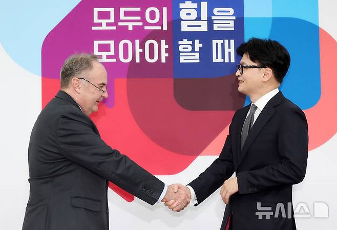 [서울=뉴시스] 조성우 기자 = 한동훈(오른쪽) 국민의힘 대표가 24일 오후 서울 여의도 국회에서 제프리 데이비드 로빈슨 주한 호주 대사를 접견하고 있다. 2024.09.24. xconfind@newsis.com