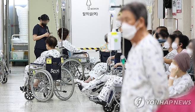 (대구=연합뉴스) 윤관식 기자 = 의대 증원을 놓고 의정갈등이 장기화하는 가운데 2일 대구 중구 경북대학교병원이 환자들로 북적이고 있다. 2024.9.2 psik@yna.co.kr 연합뉴스