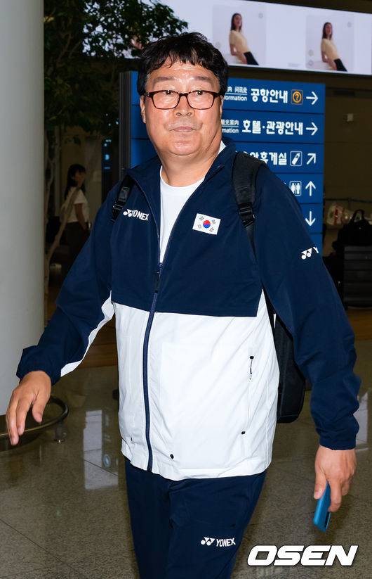 [OSEN=인천공항, 민경훈 기자] 2024 파리 올림픽 배드민턴 대표팀의 수장 배드민턴 협회 김택규 회장이 7일 오전 인천국제공항을 통해 선수단 보다 먼저 귀국했다.세계랭킹 1위 안세영은 지난 5일(한국시간) 프랑스 파리 포르트 드 라 샤펠 경기장에서 열린 2024 파리 올림픽 배드민턴 여자 단식 결승전에서 세계랭킹 9위 허빙자오(중국)를 2-0(21-13, 21-16)으로 꺾고 우승을 차지했다.&nbsp;하지만 안세영은 경기 후 대한배드민턴협회의 선수 부상관리, 선수 육성 및 훈련방식, 협회의 의사결정 체계, 대회출전 등에 대한 문제점을 지적하는 폭탄 발언으로 눈길을 끌었다.&nbsp;배드민턴 협회 김택규 회장을 입국장을 통과하고 있다. 2024.08.07 /rumi@osen.co.kr