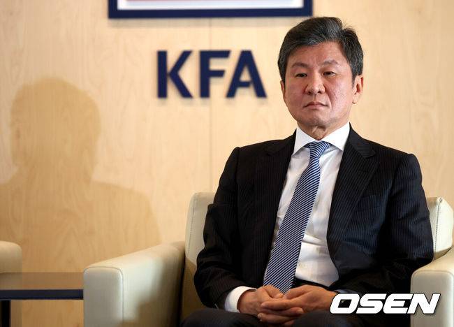 [OSEN=최규한 기자] 대한축구협회(KFA)가 16일 오전 서울 신문로 축구회관에서 축구 대표팀 사안 관련 임원회의를 개최했다. 이번 회의에는 정몽규 회장 및 주요 임원진이 참석하며 위르겐 클린스만(60) 대한민국 대표팀 감독 경질 여부를 논의할 예정이다. 회의는 비공개로 진행되며 회의결과 발표 여부는&nbsp;정해지지 않았다.정몽규 대한축구협회 회장이 회의를 앞두고 생각에 잠겨 있다. 2024.02.16 / dreamer@osen.co.kr