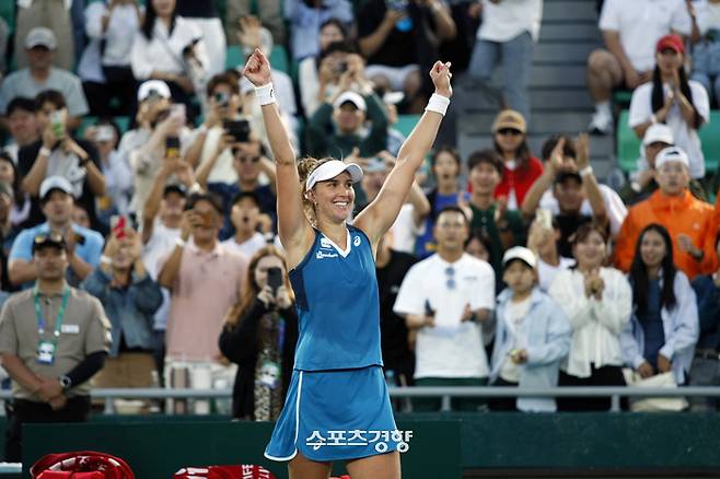 베아트리스 아다드 마이아(브라질)가 22일 서울 올림픽공원 센터코트에서 열린 여자프로테니스(WTA) 투어 하나은행 코리아오픈 여자 단식 결승에서 다리야 카사트키나(러시아)를 꺾고 우승한 뒤 두 팔을 벌려 기뻐하고 있다. 코리아오픈 대회조직위 제공