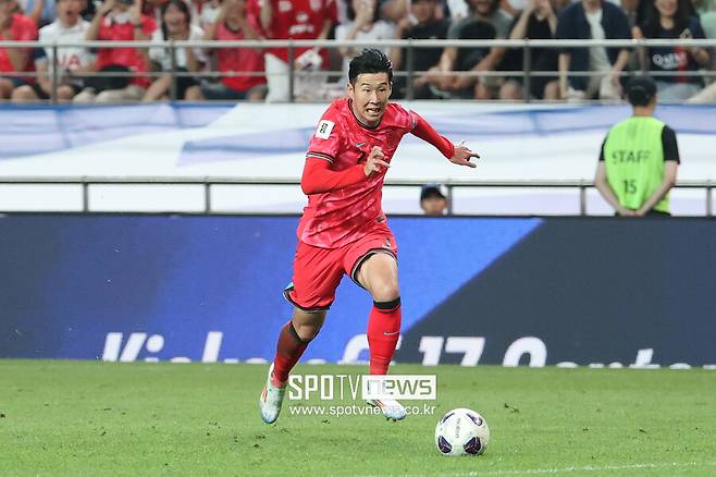 ▲ 대한축구협회는 24일 보도자료를 통해 "대한축구협회는 다음 달 15일 열리는 북중미월드컵 3차예선 4차전 이라크와 홈경기 장소를 서울월드컵경기장에서 용인 미르스타디움으로 아시아축구연맹(AFC)에 변경 요청하기로 했다"라고 발표했다. 대한축구협회 관계자는 “협회는 이달 초 팔레스타인전 잔디 상태가 대표팀 경기력에 영향을 미쳤다고 판단해 서울월드컵경기장의 잔디개선이 어느 정도 가능한지 체크하는 동시에 경기장 변경안을 투트랙으로 검토해왔다”라며 변경요청과 관련해 "조만간 AFC가 현장실사를 진행할 것으로 보이며 승인검토 결과를 기다려봐야 할 것 같다“라고 밝혔다 ⓒ곽혜미 기자