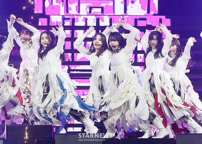 일본 걸그룹 사쿠라자카46(Sakurazaka46) 필리핀 아레나에서 열린 '2023 아시아 아티스트 어워즈 인 필리핀'(2023 Asia Artist Awards IN THE PHILIPPINES, 이하 '2023 AAA')에서 멋진 무대를 선보이고 있다. /사진=김창현