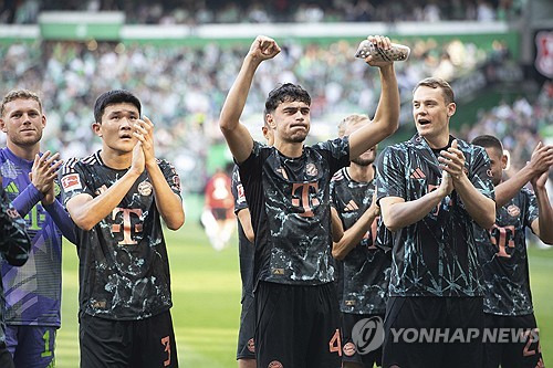 분데스리가 사무국은 24일(한국시간) 연맹 공식 홈페이지와 사회관계망서비스(SNS)를 통해 2024-25시즌 독일 분데스리가 4라운드 이주의 팀을 소개했다. 이주의 팀엔 김민재를 포함해 바이에른 뮌헨 선수 5명이 이름을 올렸다. 김민재는 지난 베르더 브레멘과의 분데스리가 4라운드 원정 경기에서 90분 풀타임을 소화하는 동안 슈팅을 1개도 허용하지 않으면서 올시즌 처음으로 분데스리가 이주의 팀에 이름을 올렸다. 연합뉴스