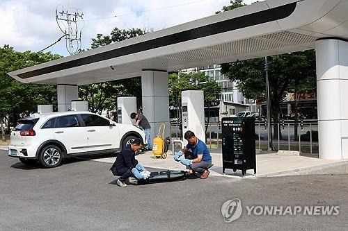 "전기차에 불나면 사용"     (포항=연합뉴스) 손대성 기자 = 13일 경북 포항시 남구 대도동 포항야구장 앞 전기자동차충전소에서 포항시시설관리공단 직원들이 전기차 화재 진압용 질식소화포와 장비를 점검하고 있다.
    공단은 최근 전기차 화재에 대비해 이곳에 질식소화포를 설치했다. 2024.8.13
    sds123@yna.co.kr
(끝)