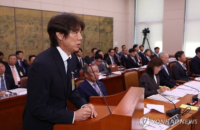 답변하는 홍명보 감독 (서울=연합뉴스) 신준희 기자 = 축구 국가대표팀 홍명보 감독이 24일 국회에서 열린 문화체육관광위원회 전체회의에 출석, 의원 질의에 답하고 있다. 2024.9.24 hama@yna.co.kr