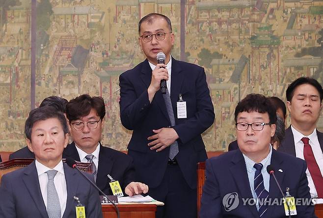 답변하는 김학균 배드민턴 감독 (서울=연합뉴스) 신준희 기자 = 김학균 배드민턴 국가대표팀 감독이 4일 국회에서 열린 문화체육관광위원회 전체회의에서 의원 질의에 답하고 있다. 오른쪽 앞은 김택규 대한배드민턴협회장. 2024.9.24 hama@yna.co.kr