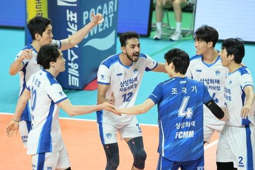 데뷔전에서 35점을 쏟아낸 삼성화재 알리 파즐리(가운데) [한국배구연맹 제공. 재판매 및 DB 금지]