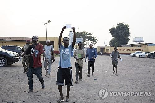 민주콩고 마칼라 중앙교도소에서 풀려난 수감자들 [AP 연합뉴스 자료사진. 재판매 및 DB 금지]