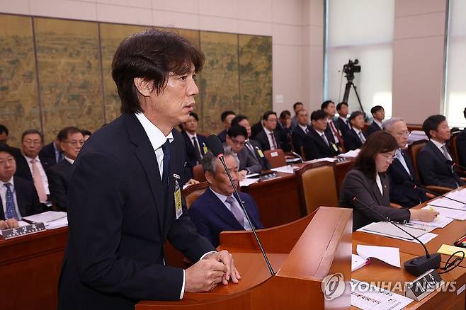 답변하는 홍명보 감독 (서울=연합뉴스) 신준희 기자 = 축구 국가대표팀 홍명보 감독이 24일 국회에서 열린 문화체육관광위원회 전체회의에 출석, 의원 질의에 답하고 있다. 2024.9.24 hama@yna.co.kr