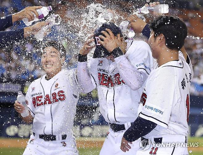 축하 물세례 받는 강승호 (서울=연합뉴스) 김도훈 기자 = 24일 서울 잠실야구장에서 열린 2024 프로야구 NC 다이노스와 두산 베어스의 경기가 끝난 뒤 이날 홈런 두 개를 쳐낸 강승호가 동료들로부터 물세례를 받으며 축하받고 있다. 2024.9.24 superdoo82@yna.co.kr