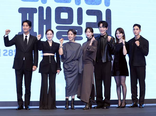 25일 오후 서울 구로구 더세인트웨딩에서 열린 KBS2 특별기획 주말드라마 다미리 패밀리 제작발표회에서 출연 배우들이 포즈를 취하고 있다.(사진=뉴스1)