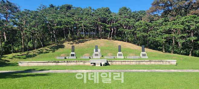 효창공원 내 삼의사 묘역. 왼쪽부터 안중근 의사 가묘, 이봉창, 윤봉길, 백정기 의사 묘.