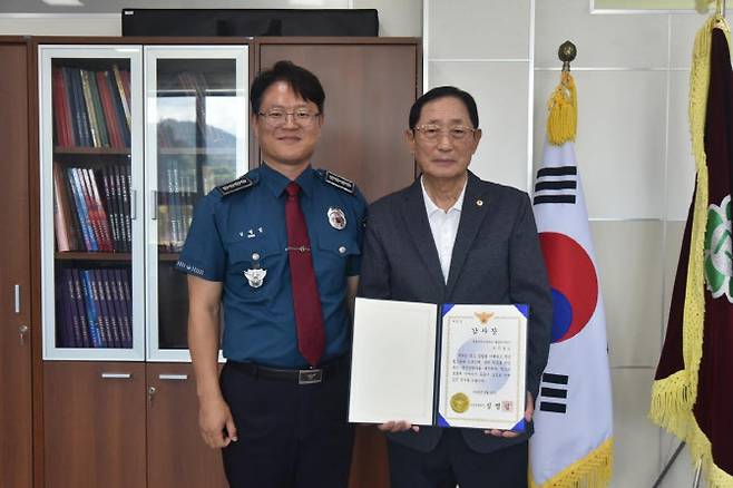 심명섭 속초경찰서장으로부터 감사장을 받은 오신호씨. (사진=속초경찰서)